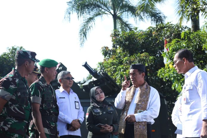 Menteri Pertanian Andi Amran Sulaiman dalam Apel Siaga Alsintan di Markas Komando Daerah Militer III Siliwangi, Bandung, Jawa Barat, Selasa (7/5). (Foto: Kementerian Pertanian/THE EDITOR)