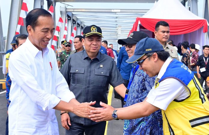 Staf Ahli Menteri Bidang Teknologi, Industri, dan Lingkungan Kementerian PUPR Endra S. Atmawidjaja (kanan-rompi kuning) saat bersalaman dengan Presiden Joko Widodo (kiri-baju putih) (Foto: Istimewa/ THE EDITOR)