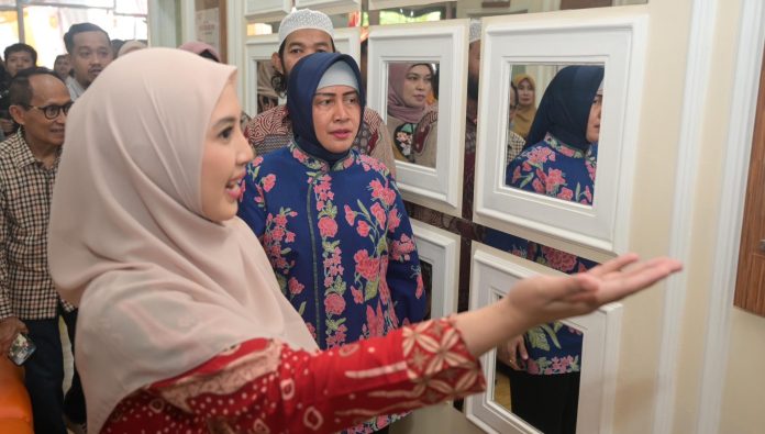 Ketua TP PKK Indira Yusuf Ismail (baju biru) saat berkunjung ke klinik Cardion pada Kamis, 9 Mei 2024 (Foto: Humas Walikota Makassar/ THE EDITOR)