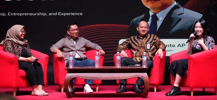 Acara Navigating the Future di kantor KBRI Singapura yang dipandu oleh Perhimpunan Pelajar Indonesia di Singapura yang dihadiri oleh Gubernur Jawa Barat Ridwan Kamil (kiri-tengah), dan Atase Keuangan Kementerian Keuangan Heru Hardjanto AP (kanan-tengah) pada Kamis, 23 Mei 2024 (Foto: PPIS/ THE EDITOR)