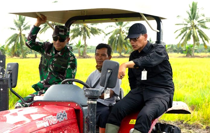 Dirjen Prasarana dan Sarana Pertanian, Ali Jamil (kanan-baju hitam) saat memantau lahan sawah milik masyarakat di Desa Bandar Jaya, Kecamatan Air Sugihan, Ogan Komering Ilir pada Jumat, 24 Mei 2024 (Foto: Humas Ditjen PSP/ THE EDITOR)