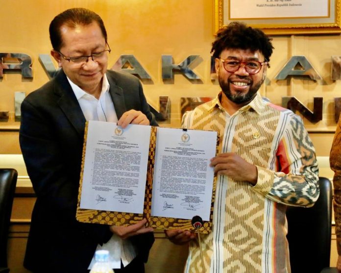 Vice Chairman of Committee I Filep Wamafma (right) in a joint working meeting with Kemendes PDTT held at DPD RI Building, Parliament Complex Senayan Jakarta, Tuesday (25/6). (Photo: Public Relations of DPD RI/THE EDITOR)