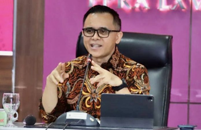 PANRB Minister Abdullah Azwar Anas in front of the participants of the Regular Education Programme (PPRA) Batch LXVI Year 2024 of Lemhannas, in Jakarta, Tuesday (25/6). (Photo: Public Relations of Ministry of PANRB/THE EDITOR)