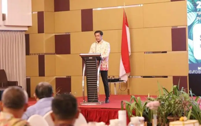 PJ Sekda Makassar, Firman Hamid Pagarra saat membuka acara peringatan Hari Lingkungan Hidup Sedunia lingkup Pemerintah Kota Makassar di Hotel Aston pada Kamis, 20 Juni 2024 (Foto: Humas Walikota Makassar/ THE EDITOR)