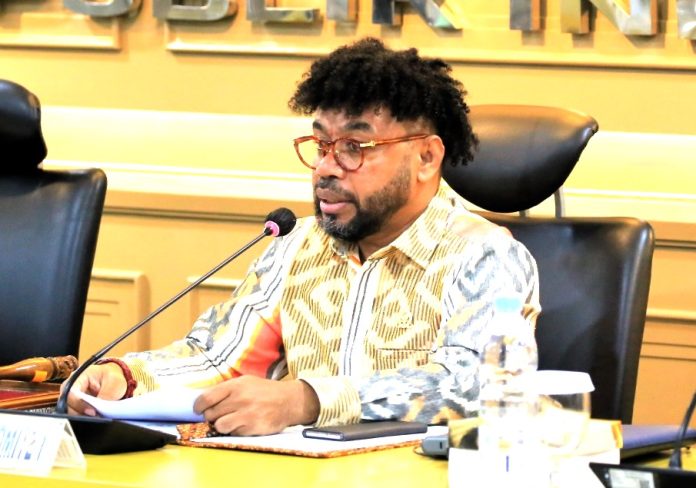 Wakil Ketua Komite I Filep Wamafma saat membuka rapat kerja dengan Kemendes PDTT, di Gedung DPD RI, Komplek Parlemen Senayan Jakarta, Selasa, 25 Juni 2024 (Foto: Humas DPD RI/ THE EDITOR)