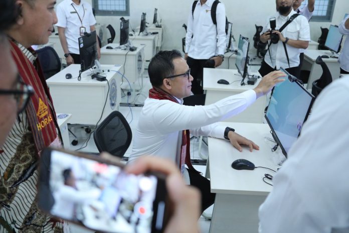 Minister of Administrative and Bureaucratic Reform (PANRB) Abdullah Azwar Anas at the Regional Office VI of the National Civil Service Agency (BKN) in Medan on Wednesday (17/7). (Photo: Photo: Public Relations of Ministry of PANRB/THE EDITOR)