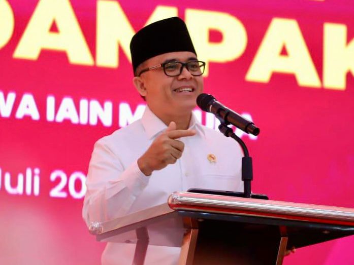 Minister of PANRB Abdullah Azwar Anas greets the students of IAIN Madura in Pamekasan, Saturday (27/7). (Photo: Public Relations of Ministry of PANRB/THE EDITOR)