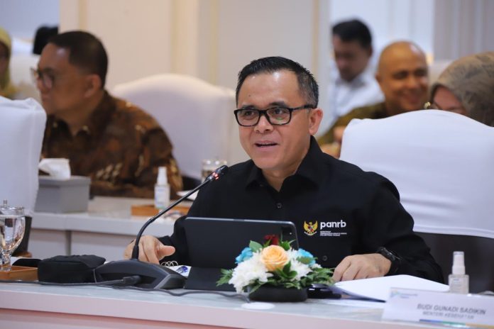 Minister of PANRB Abdullah Azwar Anas during the SDI Steering Board Meeting at the Ministry of PANRB Office, Tuesday (30/7). (Photo: Public Relations of Ministry of PANRB/THE EDITOR)