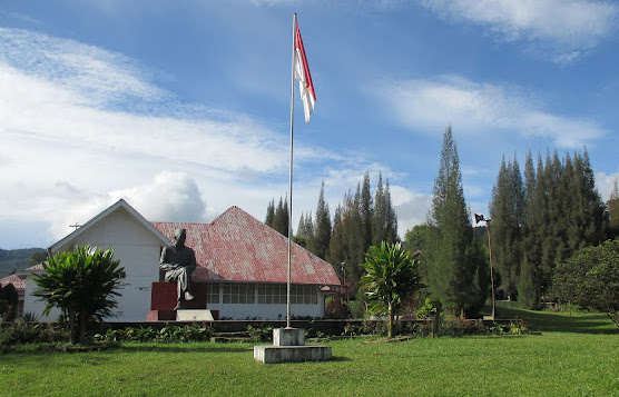 Rumah Pengasingan Sukarno di Desa Lau Gumba tampak dari jauh (Foto: Situs backpacksejarah.com/THE EDITOR)