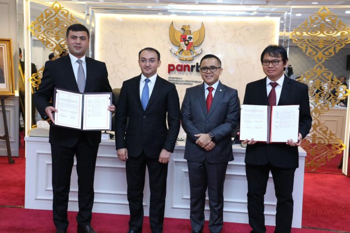 Minister of PANRB Abdullah Azwar Anas (second from right) receives a visit from Head of Azerbaijan's Public Service and Social Innovation Agency Ulvi Mehdiyev at the Ministry of PANRB Office, Monday (1/7). (Photo: Public Relations of PANRB Ministry/THE EDITOR)