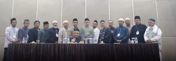 16 anggota Jemaah Islamiyah yang mengumumkan pembubaran organisasi yang videonya diunggah pada 30 Juni 2024 (Foto: Tangkapan video Youtube Arrahmah/ THE EDITOR)