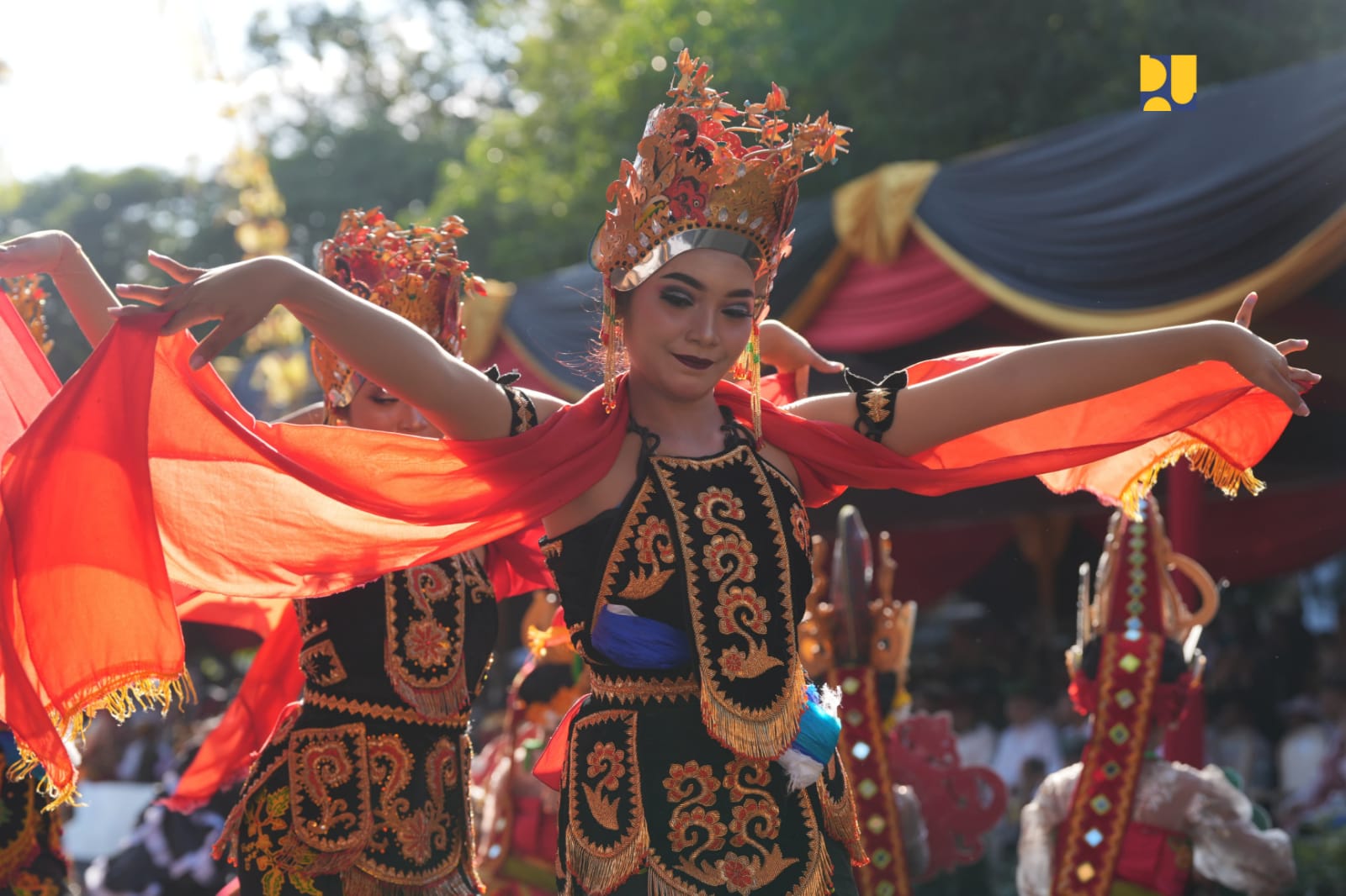 Salah satu tarian yang dipentaskan dalam acara Banyuwangi Ethno Carnival di Banyuwangi pada Sabtu, 17 Juli 2024 (Foto: Humas Kementerian PUPR/ THE EDITOR)