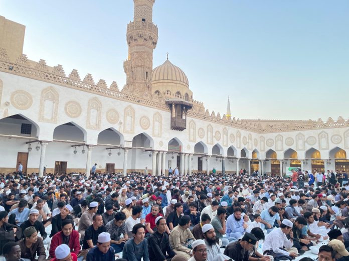 Perayaan Ifthar Jama'i atau buka puasa seluruh Wafidin yang diasi oleh mahasiswa dan mahasiswi asing di pelataran Masjid Al-Azhar Al-Sharif pad Selasa, 16 Juli 2024 (Foto: KBRI Mesir/THE EDITOR)
