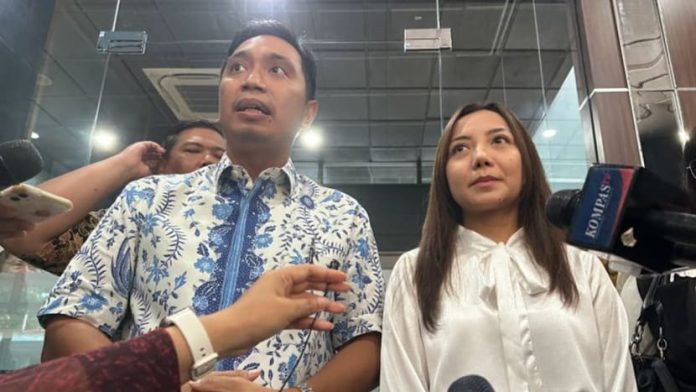 Korban kasus asusila Ketua KPU RI Hasyim Asyari, CAT (kanan), memberikan keterangan pers di Kantor DKPP RI, Jakarta, Rabu, 3 Juli 2024 (Foto: ANTARA/Rio Feisal/CNA/THE EDITOR)
