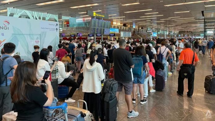 Antrian panjang terlihat di Terminal 1 Bandara Changi Singapura pada 19 Juli 2024 akibat gangguan siber massal dunia. Bandara Changi menyatakan bahwa proses check-in untuk beberapa maskapai dilakukan secara manual. (Foto: CNA/Vanessa Lim/THE EDITOR)