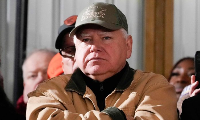 Tim Walz saat berada di Northfield, Minnesota pada 1 November 2023 (Foto: Andrew Harnik/AP/THE EDITOR)