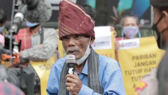 Tokoh masyarakat adat Ompu Umbak Siallagan, Sorbatua Siallagan ditangkap oleh Polda Sumatra Utara pada Jumat (22/03) karena dituduh merusak dan membakar lahan garapan PT Toba Pulp Lestari yang tumpang tindih dengan hutan adat masyarakat (Foto: BBC Indonesia/THE EDITOR)