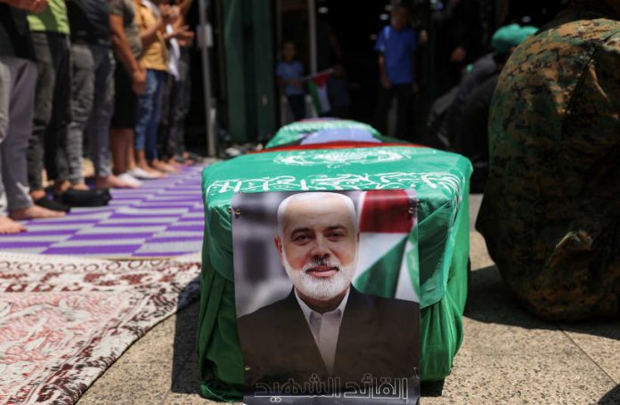Para pengunjuk rasa berdoa di dekat peti mati tiruan saat protes terhadap pembunuhan pemimpin Hamas Ismail Haniyeh di Iran, ibu kota Lebanon, Beirut pada tanggal 2 Agustus 2024. (Foto: REUTERS/JerusalemPost/THE EDITOR)