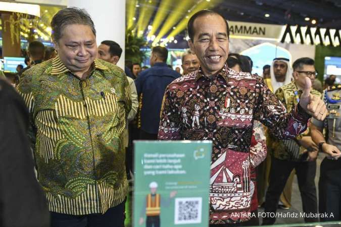 Presiden Joko Widodo (kanan) didampingi Menko Perekonomian Airlangga Hartarto meninjau area Festival LIKE 2 di Jakarta Convention Center, Jakarta, Jumat, 9 Agustus 2024. Presiden Jokowi membantah soal adanya isu intervensi dalam mundurnya Airlangga Hartarto dari Ketua Umum Golkar (Foto: Antara/THE EDITOR)