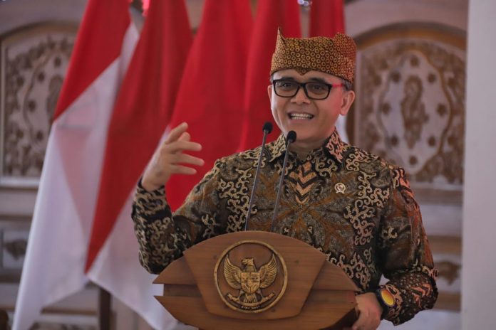 Minister of PANRB Abdullah Azwar Anas in Banyuwangi, Friday (2/8). (Photo: Public Relations of Ministry of PANRB/THE EDITOR)