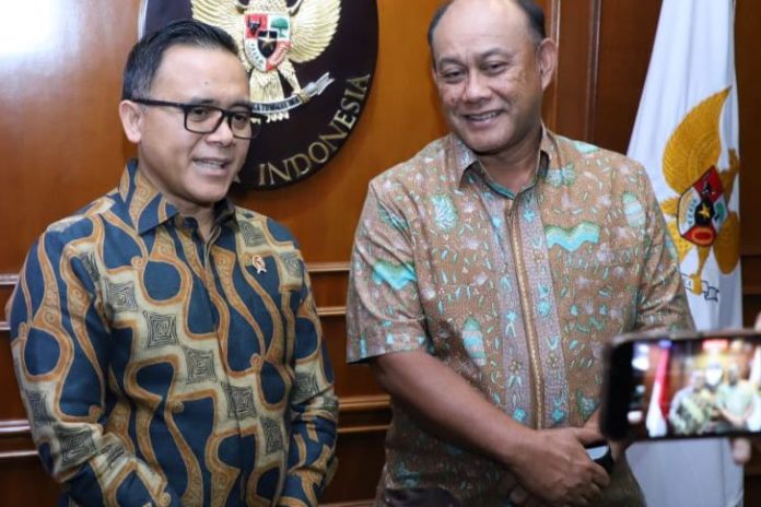 Minister of PANRB Abdullah Azwar Anas (left) with Head of the National Nutrition Agency Dadan Hindayana. (Photo: Public Relations of Ministry of PANRB/THE EDITOR)