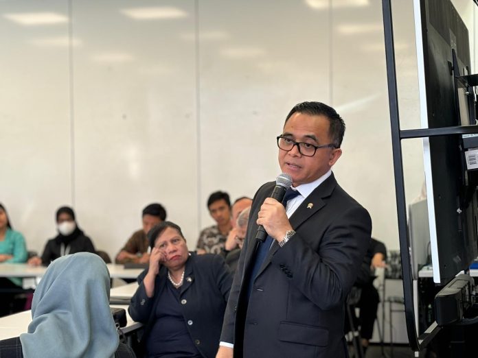 Minister of PANRB Abdullah Azwar Anas adressed the state civil apparatus (ASN) at the Indonesian Embassy in Wellington, New Zealand, Tuesday (6/8). (Photo: Public Relations of Ministry of PANRB/THE EDITOR)