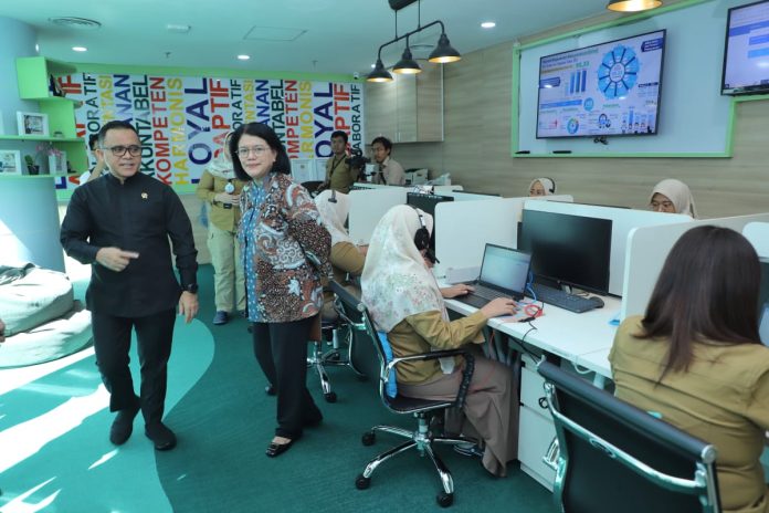 Minister of PANRB Abdullah Azwar Anas in the Food and Drug Authority (BPOM) office in Central Jakarta, Tuesday (13/8). (Photo: Public Relations of Ministry of PANRB/THE EDITOR)