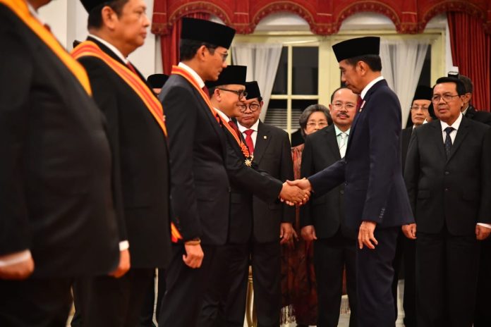 Minister of PANRB Abdullah Azwar Anas shakes hand with President Joko Widodo after receiving Bintang Mahaputera Pratama honor at the Ceremony of the Awarding of Honors of the Republic of Indonesia Year 2024 at the State Palace, Jakarta, Wednesday (14/8). (Photo: Public Relations of Ministry of PANRB/THE EDITOR)
