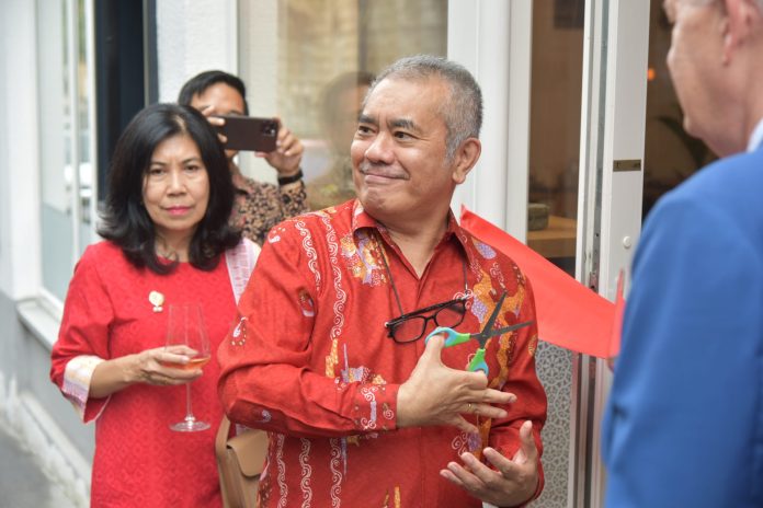 Pengguntingan pita oleh Dubes Damos yang menandakan Kendang Restaurant resmi di luncurkan (Foto: Humas KBRI Austria/THE EDITOR)