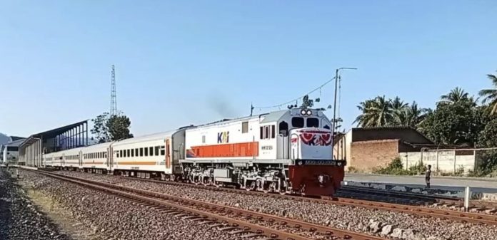 Blambangan Express Train in Ketapang Station on Saturday, (17/8). (Photo: Instagram @rizkyrfdaop9/THE EDITOR)