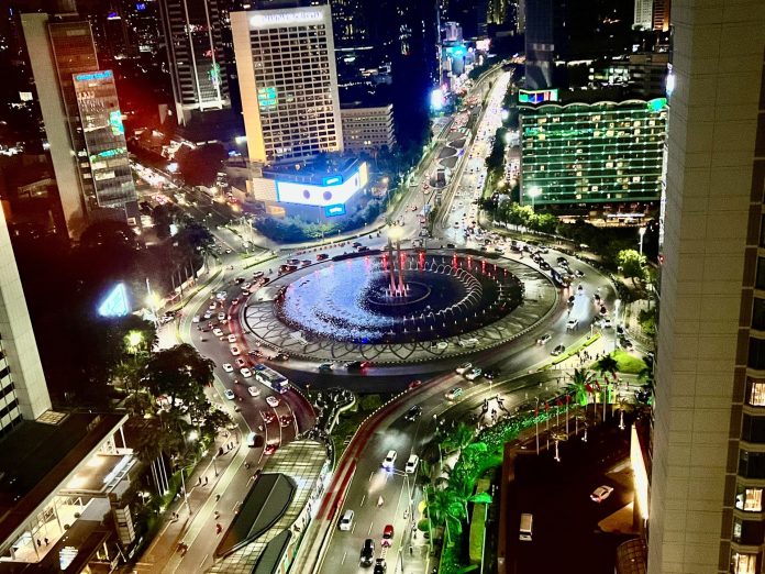 Bundaran Hotel Indonesia di malam hari (Foto: Elitha Evinora Beru Tarigan/THE EDITOR)