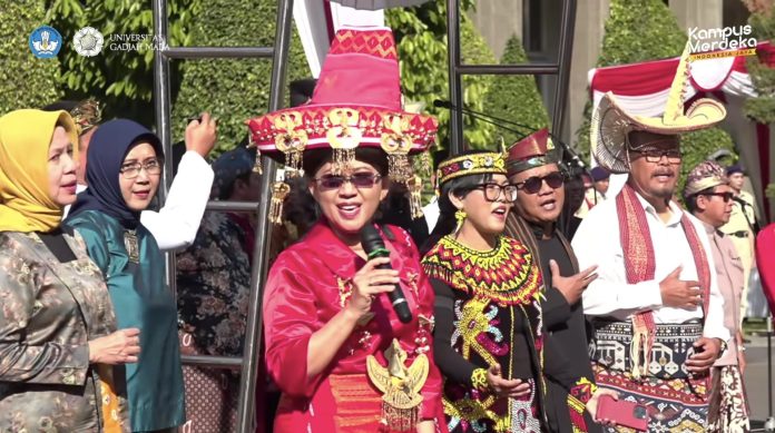 Rektor UGM Professor Ova Emilia (tengah-baju merah) saat menyanyikan lagu Berkibarlah Bendera Negeriku bersama dengan sejumlah rektor, guru besar, dosen dan paduan suara mahasiswa dan corp musik marching band UGM pada Sabtu, 17 Agustus 2024 (Foto:Tangkapan layar Youtube/THE EDITOR)