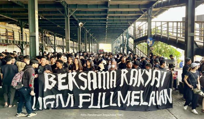Ratusan mahasiswa UGM turut serta dalam aksi ‘Jogja Memanggil’ untuk menolak revisi UU Pilkada pada Kamis, 22 Agustus 2024 (Foto: Instagram @pandanganjogja/THE EDITOR)