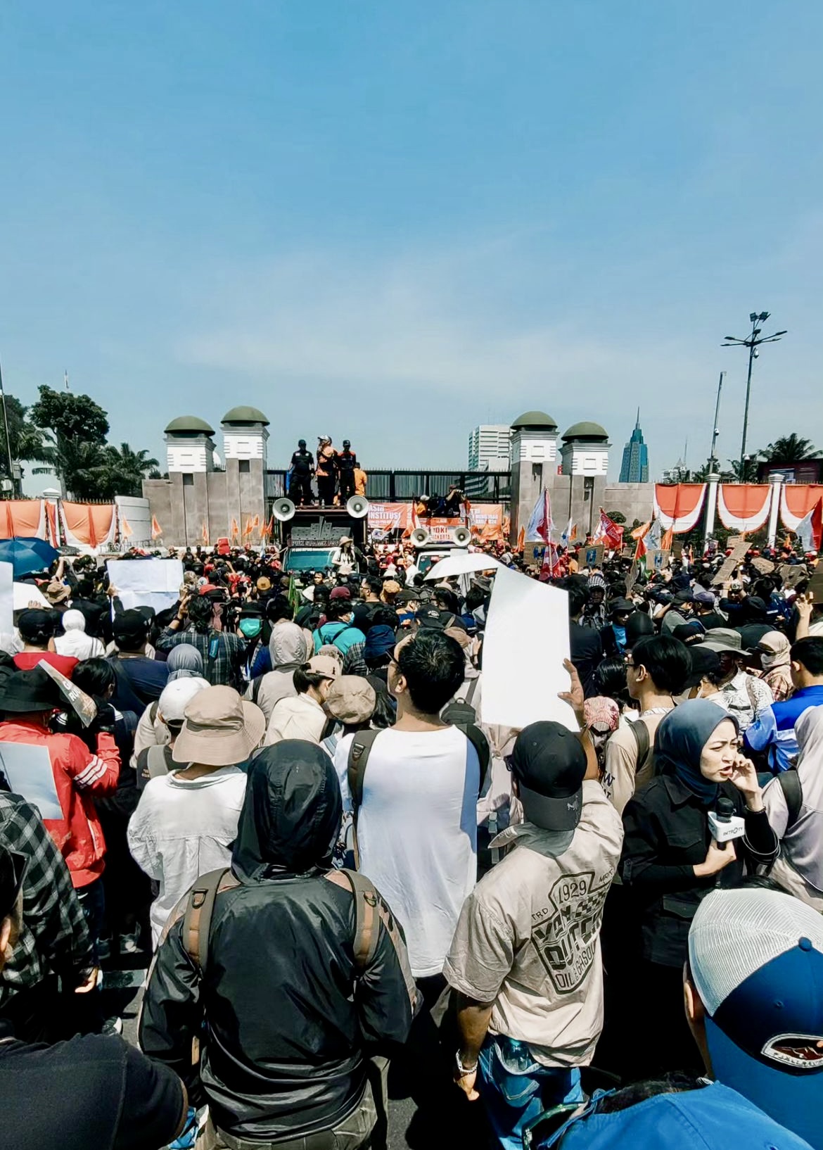 Situasi di depan gerbang DPR RI yang berada di Jalan Gatot Subroto, Jakarta Selatan (Foto: Instagram @irfankosasih/THE EDITOR)