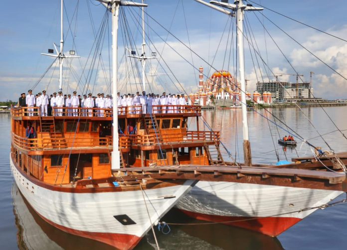 Inauguration of Makassar City Government officials on the Pinisi Ship by Makassar Mayor Danny Pomanto. (Photo: Makassar City Government/THE EDITOR)