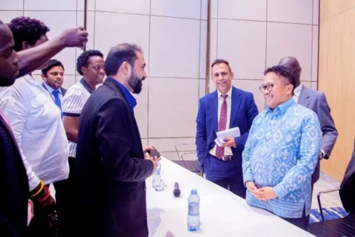 Dubes RI Mohamad Hery Saripudin (kanan depan) bersama Konsul Kehormatan RI Paresh Shukla (ketiga dari kanan) berbincang dengan pengusaha dari Uganda pada Rabu, 14 Agustus 2024 (ANTARA/HO-KBRI Nairobi/THE EDITOR)