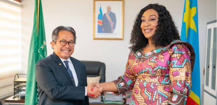 (Kiri) Duta Besar RI untuk Republik Kenya Mohamad Hery Saripudin usai bertemu dengan (kanan) Wakil Menteri Luar Negeri Gracia Yamba Kazadi (Foto: Humas KBRI Indonesia untuk RDK/THE EDITOR)