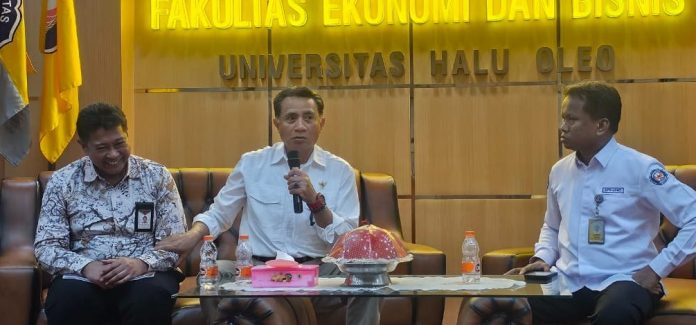 (Tengah-baju putih) Duta Besar RI untuk Mesir Lutfi Rauf saat mengisi kuliah umum di Universitas Halu Oleo di Kendari pada Senin, 5 Agustus 2024 (Foto: Humas KBRI Indonesia Untuk Mesir/THE EDITOR)
