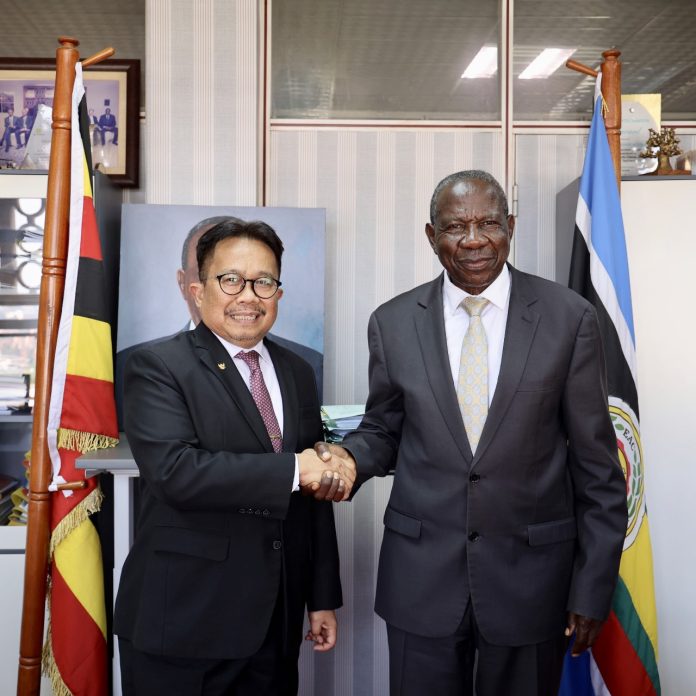 (Kiri) Duta Besar Indonesia untuk Uganda yang berkedudukan di Nairobi Mohamad Hery Saripudin and (kanan) Menteri Muda urusan Luar Negeri Uganda Henry Oryem Okello pada 13 Agustus 2024 (Foto: KBRI Indonesia di Uganda/THE EDITOR)