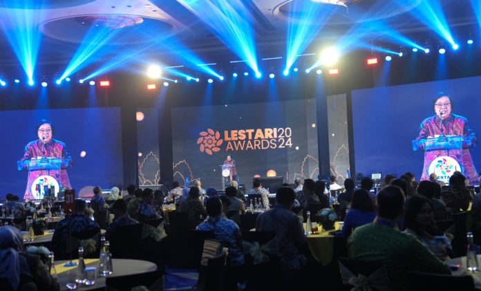 Menteri Lingkungan Hidup dan Kehutanan RI Siti Nurbaya saat berpidato di acara penghargaan Lestari Awards 2024 di Jakarta pada Rabu, 21 Agustus 2024 (Foto: Istimewa/THE EDITOR)