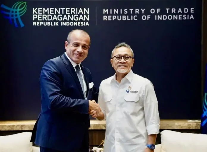 Minister of Trade Zulkifli Hasan and Head of Egypt's Commercial Service-Deputy Minister of Investment and Foreign Trade Yahya El-Wathik Bellah during a meeting at the Ministry of Trade Office in Jakarta, Wednesday (31/7). (Photo: Public Relations of Indonesian Embassy in Egypt/THE EDITOR)