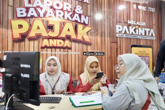 Bapenda staff serving citizen who wants to pay tax during F8 Festival (Photo: Public Relations of Makassar City Regional/THE EDITOR)
