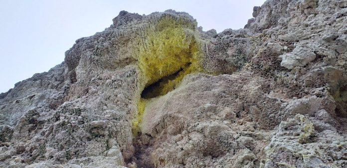 Belerang yang bisa ditemukan dengan mudah saat berada di Gunung Sinabung (Foto: Tripadvisor/THE EDITOR)