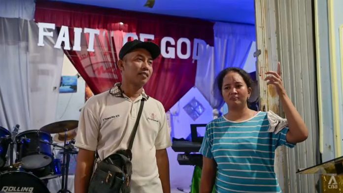 Ruth Anita Koraag (kanan) dan Setiyo Indro Purnomo di rumah mereka yang juga berfungsi sebagai gereja. (Foto: CNA/Danang WisanggeniTHE EDITOR)