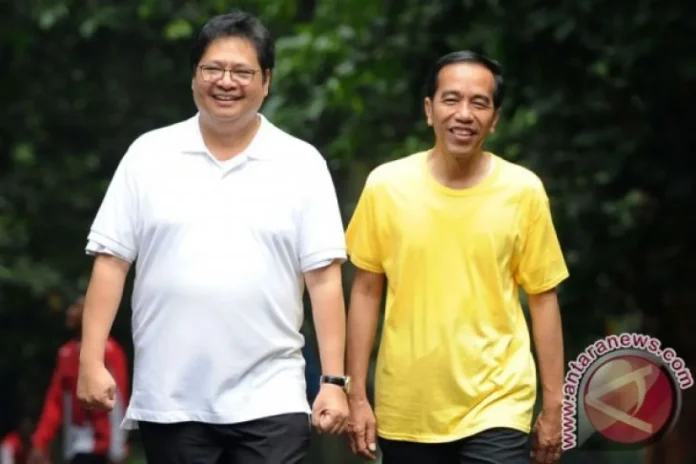Presiden Joko Widodo (kanan) dan Ketua Umum Partai Golkar Airlangga Hartarto berolahraga di kompleks Istana Bogor, Jawa Barat, Sabtu, 24 Maret 2018 (Foto: Antara Foto/ THE EDITOR)