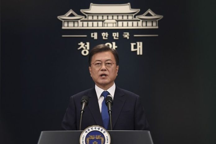 Mantan Presiden Korea Selatan Moon Jae-in saat memberi informasi tentang virus Corona kepada warganya (FOTO : AP/Kim Min-Hee/THE EDITOR)