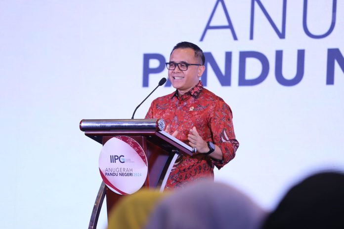 Minister of PANRB Abdullah Azwar Anas as the keynote speaker at the Anugerah Pandu Negeri 2024 held in Jakarta, Thursday (5/9). (Photo: Public Relations of Ministry of PANRB/THE EDITOR)
