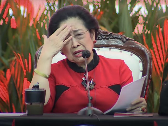 Megawati Soekarnoputri menepuk keningnya saat mengatakan bila 8144 peneliti BRIN tak punya kreatifitas (FOTO : Youtube/THE EDITOR)