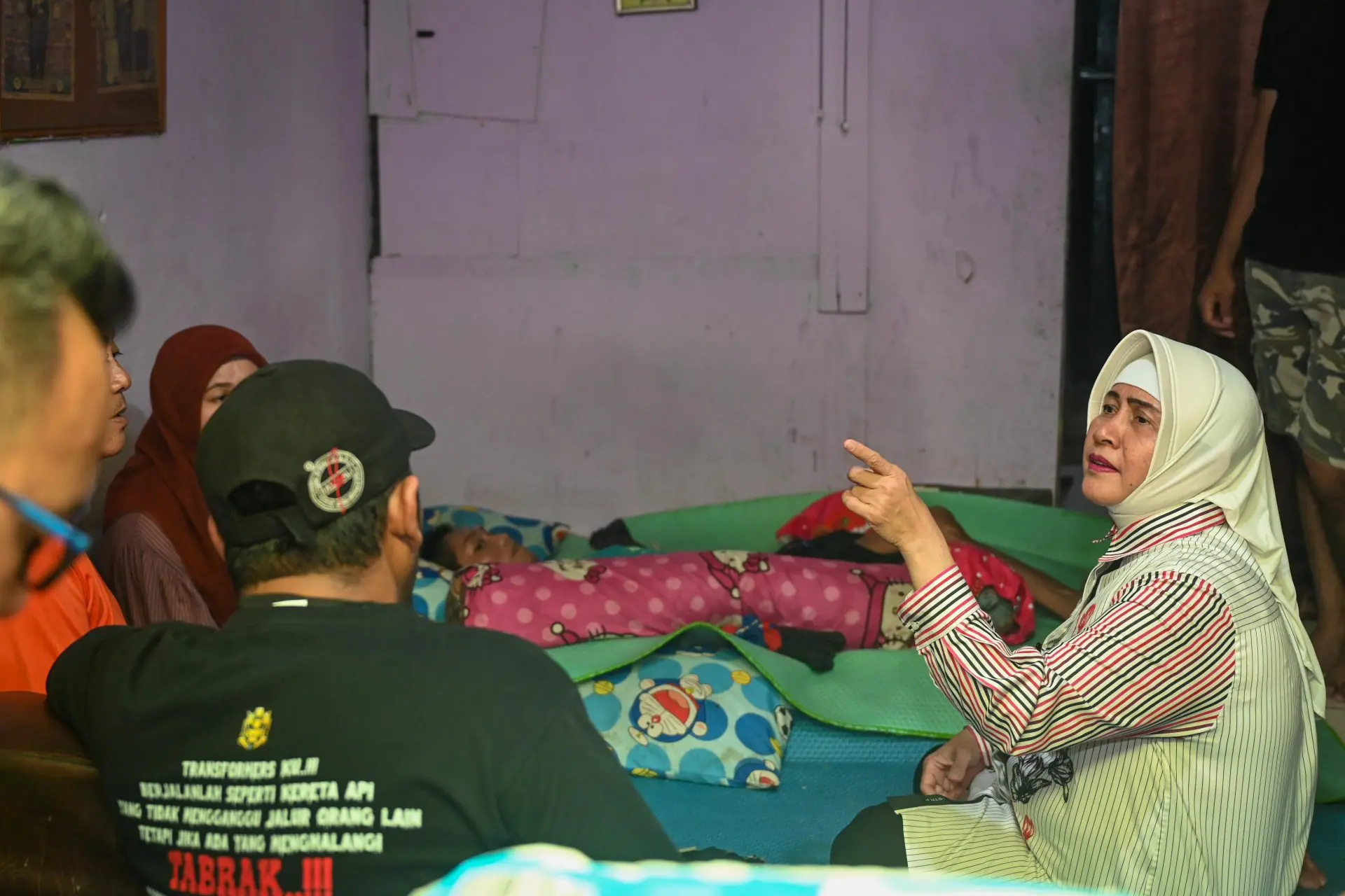 Indira Yusuf Ismail mengunjungi warganya yang sakit (FOTO: Humas Pemda Kota Makassar/THE EDITOR)