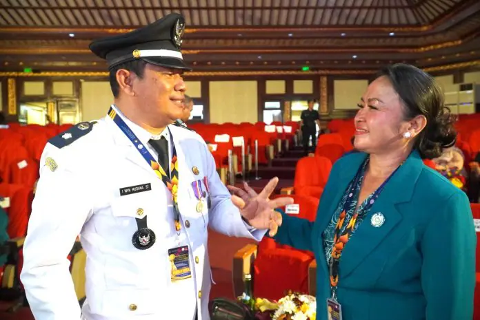 Kutuh Village Head I Wayan Mudana and his wife after won second place in the Regional II Village Competition in Sanur, Bali on Thursday 8 October 2024 (PHOTO: (Foto: Elitha Evinora beru Tarigan/THE EDITOR)